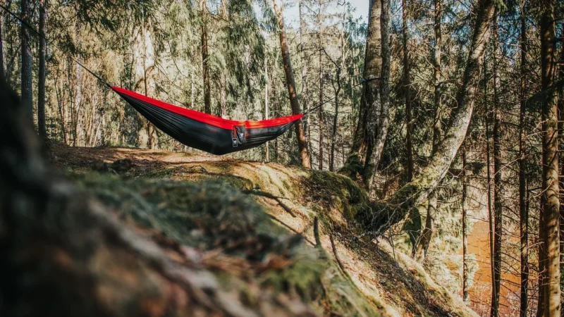 Fit na hamaku: sprzęt sportowy idealny na kemping